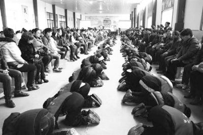 學(xué)生們在老師的指導(dǎo)下，一起給父母下跪謝恩。微博截圖
