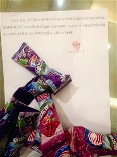 為表謝意，他特意買來20根棒棒糖送給民警。
