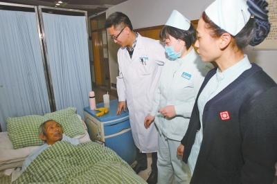 老人病治好了，可他卻一直躺在醫(yī)院的病床上。
