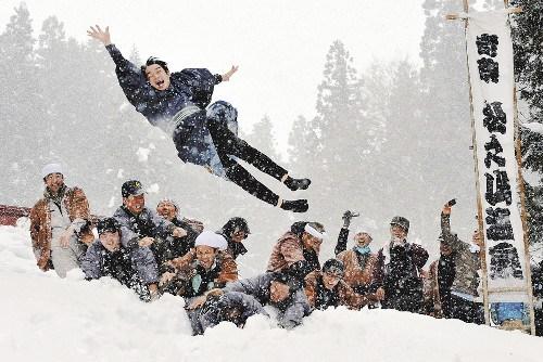 新婚男子被扔雪地里。