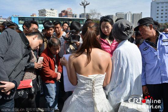 征婚引發(fā)民眾圍觀。