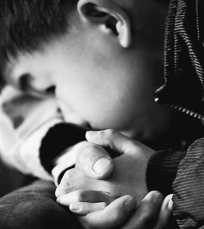 10歲小兒子緊緊握著哥哥的手。資料圖片