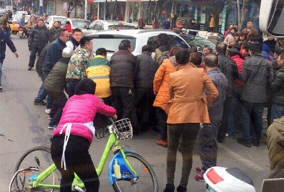 女子被撞卷進(jìn)車底市民抬車救人 女子被撞卷進(jìn)車底市民抬車救人