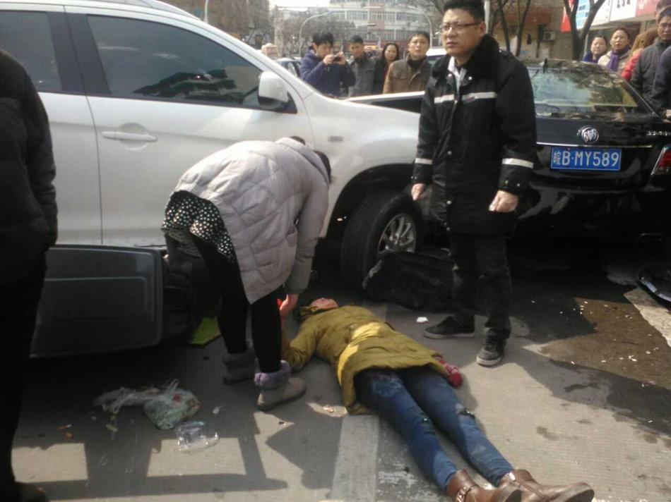 女子被撞卷進(jìn)車底市民抬車救人 女子被撞卷進(jìn)車底市民抬車救人