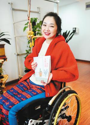 昨天下午，記者在鳳城八路的一個(gè)小區(qū)里，見到了輪椅上的28歲女孩兒劉燚。2009年夏天，因?yàn)橐粓鲕嚨?，她高位截癱，醫(yī)生宣布她“從此再也沒有生活質(zhì)量”，可就是這個(gè)輪椅上的西安女孩，在2012年，和父母一起完成了一趟28個(gè)國家的旅行，而靠著僅有的能動(dòng)的一個(gè)小拇指，她用一年多的時(shí)間，在電腦上敲出了這次旅行的游記，并集結(jié)成書，取名《一切都沒那么糟》。