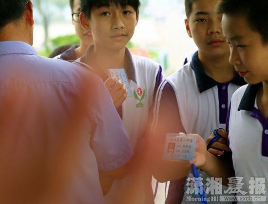 5月26日，岳陽(yáng)縣第八中學(xué)，學(xué)生出校門(mén)時(shí)出示通行證