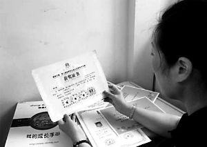 思念小寶的時候，李女士就一遍遍整理孩子留在家里的物品。