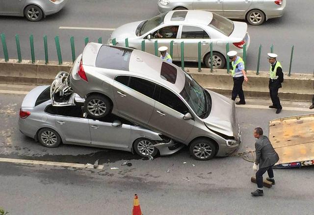 交警正在將兩車分開。