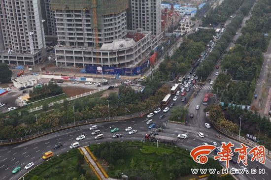 近日，不少通過陳楊寨轉(zhuǎn)盤的司機(jī)發(fā)現(xiàn)，4個方向的路口共新設(shè)了8個紅綠燈。