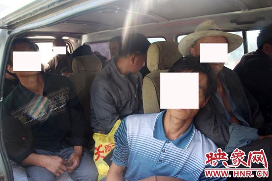 一輛8座的面包車(chē)竟然擠進(jìn)17個(gè)人。