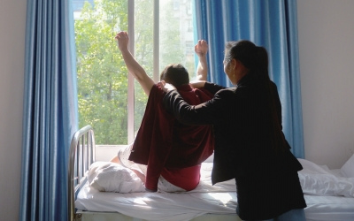 出院前，窗外透進一道陽光，打在他的身上。
