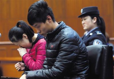 昨日，因殺死自己的親生兒子，被告人王某受審，其男友喬某則因涉嫌幫助毀滅證據(jù)罪受審。