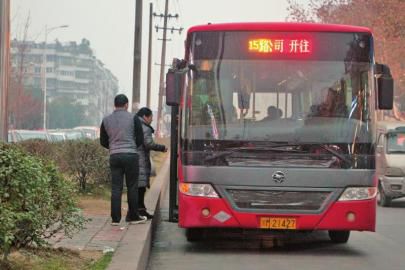 1月6日下午，資陽一輛15路公交車停靠在當(dāng)時(shí)事發(fā)車站。