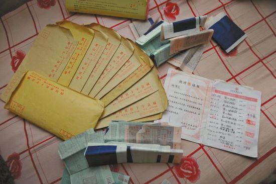 廖弟友捐款后保存的部分收據。