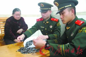 手機內(nèi)存卡因體積小、價值高，成為水客走私的“新寵”。圖為邊防官兵正在清點走私物品。