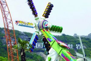 3月28日零點(diǎn)剛過(guò)幾分鐘，上海迪士尼6月16日開(kāi)園日的門(mén)票就宣告售罄，巨大的訪(fǎng)問(wèn)量一度導(dǎo)致票務(wù)系統(tǒng)出現(xiàn)間歇性故障，被網(wǎng)友調(diào)侃“激烈程度堪比春運(yùn)”。網(wǎng)上甚至有“黃?！睂⒁粡堥_(kāi)園門(mén)票炒到幾千元。