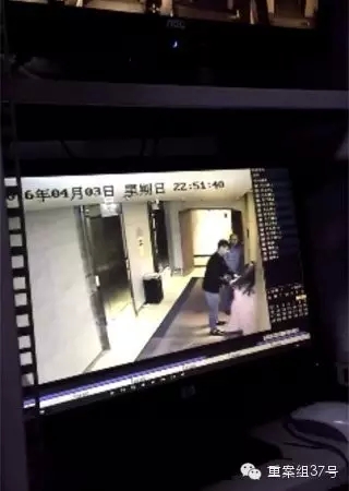 一女子在酒店被陌生男子拖拽。    視頻截圖