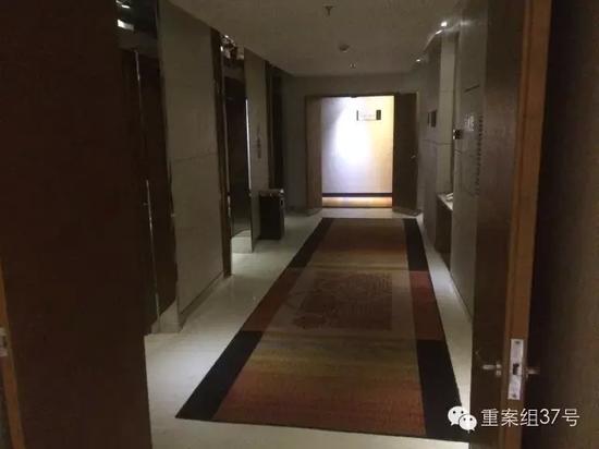 事發(fā)電梯口。    新京報記者 林斐然 攝