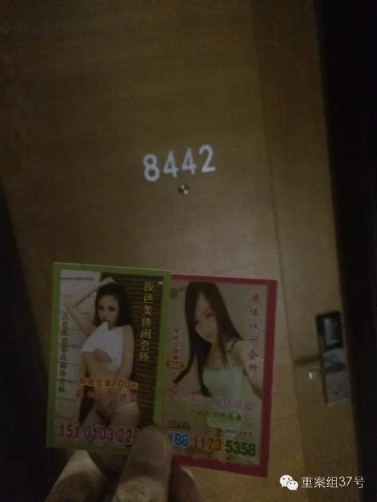 店多客房內(nèi)均發(fā)現(xiàn)有“小卡片”。    新京報記者 林斐然 攝