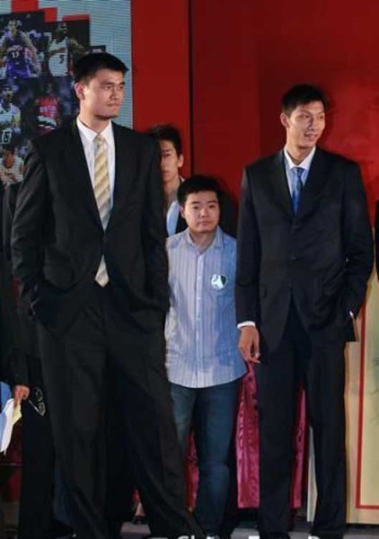 鄧超夫婦以及于嘉、林書豪，放在人群里都是不錯的身高，顯然，他們選錯了參照物。