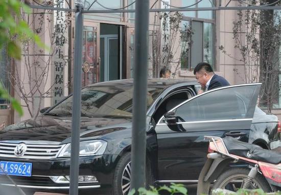 程海濤局長駕駛的假牌車，停在縣低保局門前
