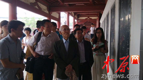 余光中、汪國真做客杜甫故里 共話詩圣家國情懷