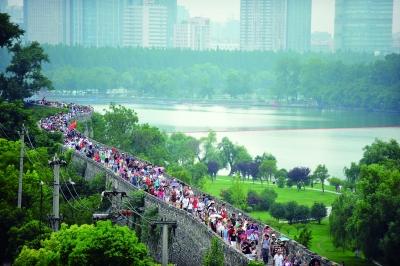 　　昨天,數(shù)萬南京市民參加“環(huán)城七十里”徒步走,圖為解放門城墻上密集的人群。 本版攝影 實(shí)習(xí)生 王甜