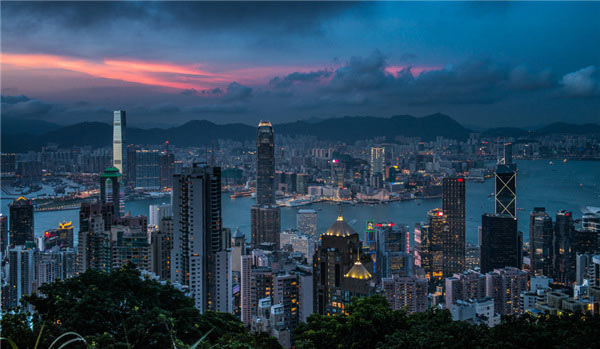 不要溫和地走進(jìn)那個良夜 因為夜太美！