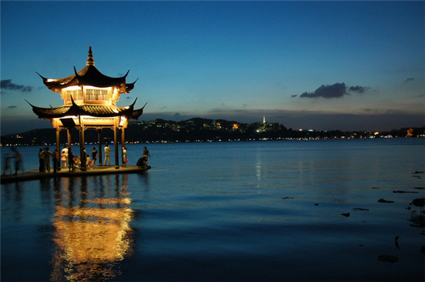不要溫和地走進(jìn)那個良夜 因為夜太美！