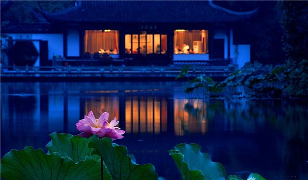 不要溫和地走進(jìn)那個良夜 因為夜太美！