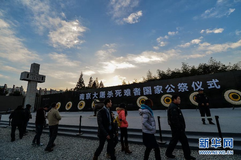 12月14日,觀眾在侵華日軍南京大屠殺遇難同胞紀(jì)念館國(guó)家公祭儀式會(huì)場(chǎng)參觀。新華社記者 沈鵬 攝　