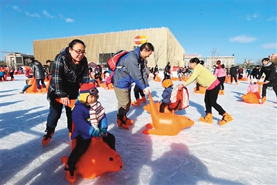 游客體驗(yàn)五棵松冰世界體育樂園。