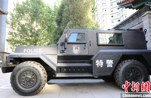 　　國產(chǎn)輕型聯(lián)合越野戰(zhàn)車側(cè)面照。張龍?jiān)茢z