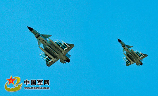 戰(zhàn)機升空開展對抗訓(xùn)練。肖燕錦攝