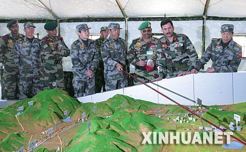 資料圖：2007年12月23日，中印陸軍聯(lián)合軍演中印參訓(xùn)指導(dǎo)組成員在進(jìn)行訓(xùn)練磋商