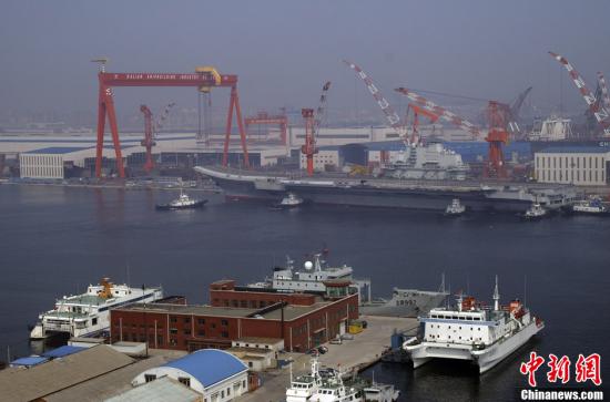 8月30日9時30分許，中國航母平臺在經過第十次海試后，平穩(wěn)地?？吭谶|寧大連港碼頭。