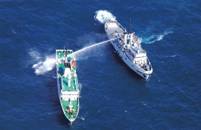 昨日，東海某海域，東海艦隊拖船使用高壓水炮為地方執(zhí)法船滅火