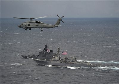 2011年1月10日，美國海軍驅(qū)逐艦與日本海上自衛(wèi)隊“鞍馬”號驅(qū)逐艦在日本長崎縣附近海域舉行聯(lián)合海上演習。資料圖片