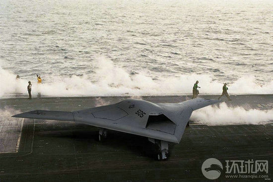 資料圖：X-47B無(wú)人機(jī)在林肯號(hào)航母上進(jìn)行系統(tǒng)連接測(cè)試。