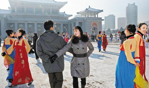 12月12日，朝鮮成功發(fā)射火箭后，平壤市民跳舞慶祝（資料圖）