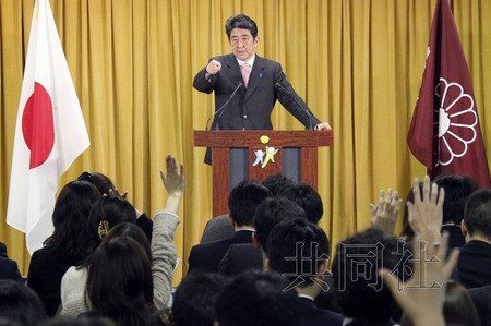 12月17日，日本自民黨總裁安倍晉三17日在黨總部會見記者，表示考慮與日本維新會和眾人之黨攜手修改憲法。
