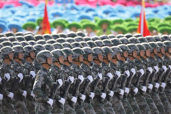 總體看，中國(guó)軍隊(duì)是稱職的，承擔(dān)了它對(duì)這個(gè)國(guó)家和人民的應(yīng)有責(zé)任。