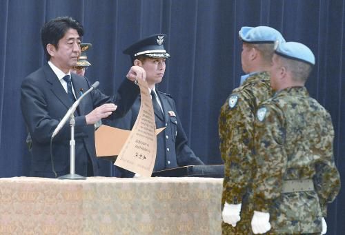 20日，日本首相安倍晉三向回國的戈蘭高地維和自衛(wèi)隊遞交政府獎狀。安倍在儀式上稱，近年“日本周邊的安全保障環(huán)境更加嚴峻”，為此將修改《防衛(wèi)計劃大綱》，進一步加強日美同盟。