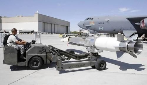 資料圖：美軍嘗試將“X-51 Wave Rider”飛行器掛在一架“B-52”轟炸機下，發(fā)射升空。