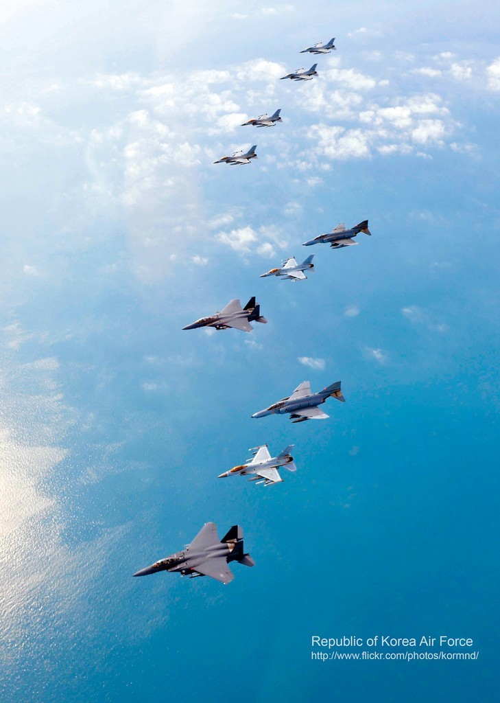 圖為韓空軍KF-16戰(zhàn)機(jī)、F-4戰(zhàn)機(jī)、F-15K兩代三型戰(zhàn)機(jī)編隊(duì)升空練作戰(zhàn)。