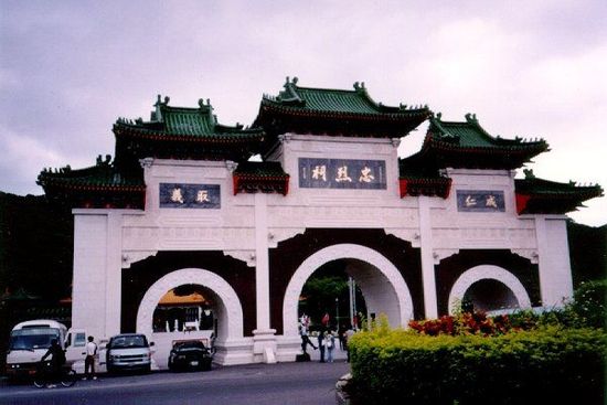 位于臺(tái)北的忠烈祠供奉著從孫中山革命，到抗日戰(zhàn)爭(zhēng)，解放戰(zhàn)爭(zhēng)所有陣亡國民黨士兵的靈位。