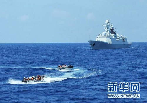 3月28日，十余名臨檢拿捕隊員從玉林艦出發(fā)，乘小艇駛向模擬可疑商船的艦只。