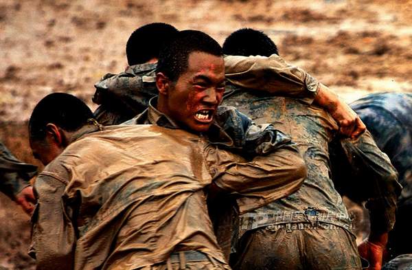 資料圖：濟(jì)南軍區(qū)某部特種兵魔鬼訓(xùn)練。