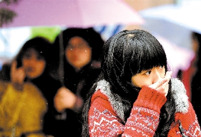 大學(xué)路附近，一位美女冷得縮起脖子。 晚報記者 馬健 圖