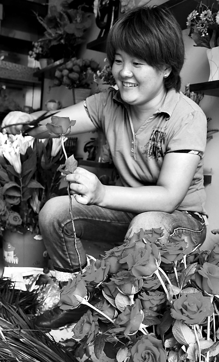 8月21日，內(nèi)黃縣一家鮮花店的工作人員正在包裝鮮花。